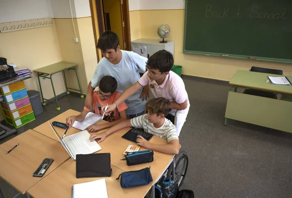 Nastolatki Klasie Pracują Grupach Laptopami Tabletkami Cyfrowymi Powrót Koncepcji Szkoły — Zdjęcie stockowe