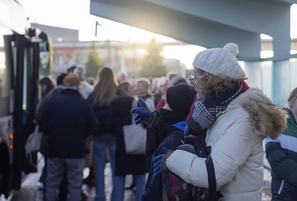 Dorosła Kobieta Jej Nastoletni Syn Czekają Autobus Przystanku Mroźny Zimowy — Zdjęcie stockowe