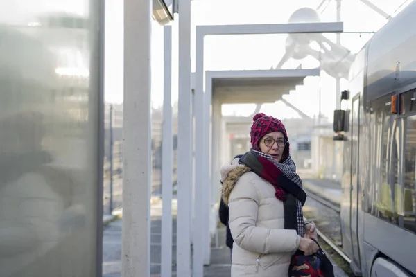 Dorosła Kobieta Wełnianej Czapce Czeka Przystanku Tramwajowym Brukseli Aby Iść — Zdjęcie stockowe