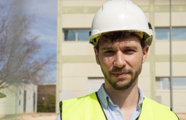 Genç bir Latin mühendisin portresi