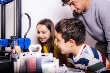 3 Boyutlu Yazdırmayı Öğrenen Çocuklar