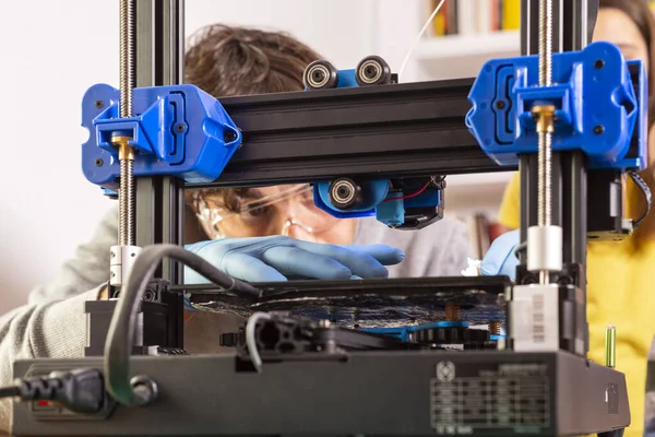 Modern 3D yazıcı yazıcı figür yakın çekim makrosu