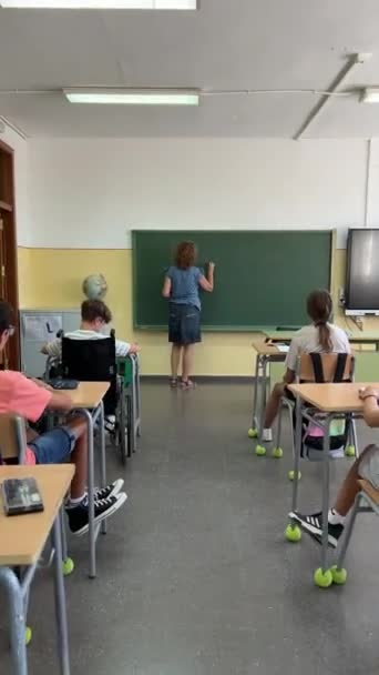 Seorang Guru Menulis Papan Tulis Pada Hari Pertama Kelas — Stok Video