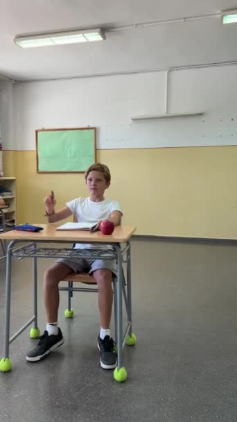 Caucasian Student Classroom Raises His Hand Ask — Stock Video