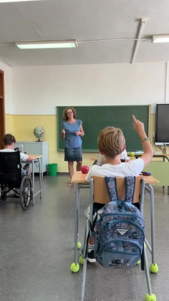 Sınıfta Beyaz Bir Öğrenci Elini Kaldırarak Sorar — Stok video