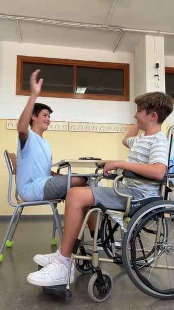 교실에서 휠체어에 파이프 — 비디오