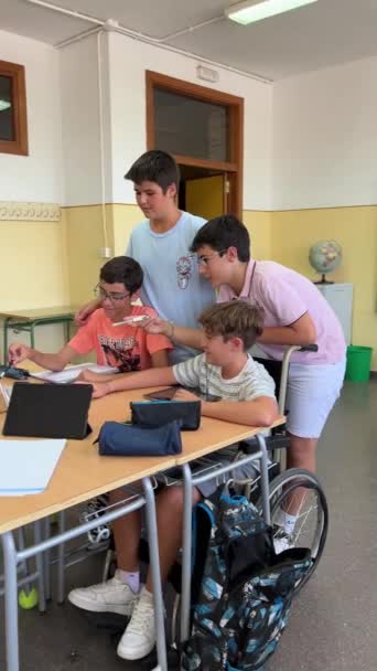 Sınıftaki Gençler Dizüstü Bilgisayarlı Dijital Tabletli Gruplar Halinde Çalışıyorlar Okul — Stok video
