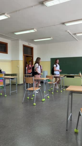 Eine Gruppe Von Schülern Betritt Das Klassenzimmer — Stockvideo