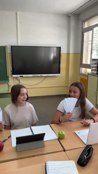 Estudantes Sala Aula Abanando Calor — Vídeo de Stock