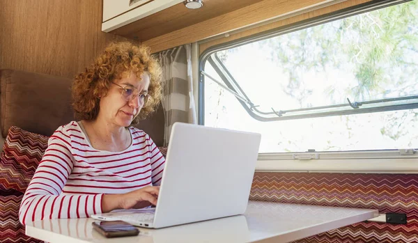 Uma Mulher Trabalha Com Computador Portátil Dentro Uma Caravana — Fotografia de Stock