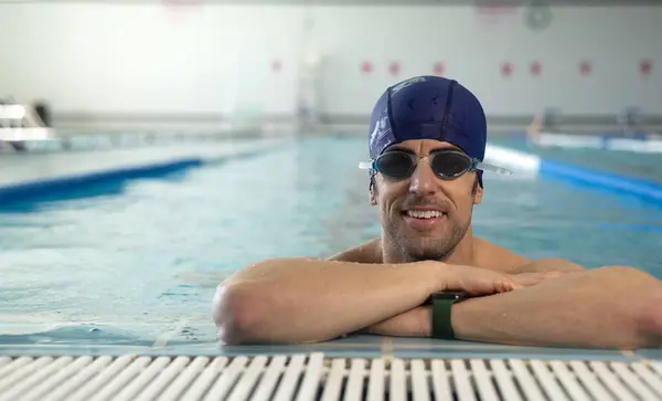 Usmívající Mladý Muž Plaveckou Čepicí Brýlemi Opřenými Okraj Bazénu — Stock fotografie