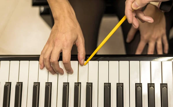 教師と生徒の手がピアノを弾いている お気に入りのクラシック音楽 トップビュー — ストック写真