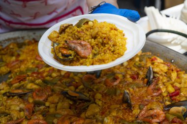 Sokak gıda pazarında İspanyol deniz ürünleri satıyorum.