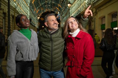 Farklı etnik kökenlere sahip arkadaşlar kentte Noel ışıklarının keyfini çıkarıyorlar