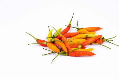 Acı biber, kıvırcık biber, beyaz arka planda izole edilmiş.