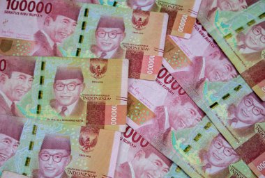 100.000 rupi, Endonezya 'dan gelen rupiah para birimi mal ve hizmetler için ödeme aracı olarak