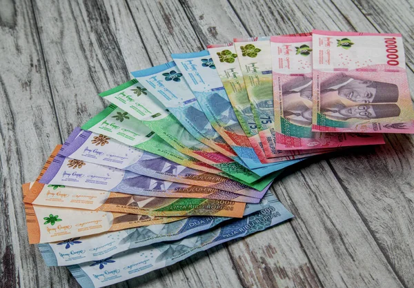 新しいルピアの紙幣だ 商品やサービスの支払い手段としてインドネシアからのルピア通貨 — ストック写真