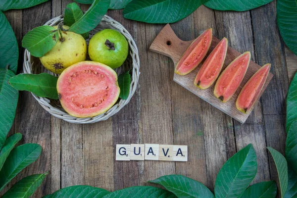Frische Rote Guave Einem Geflochtenen Bambuskorb Mit Grünen Blättern Auf — Stockfoto