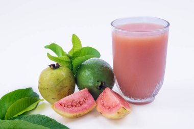 Guava suyu ve beyaz arka planda yeşil yapraklı taze kırmızı guava.