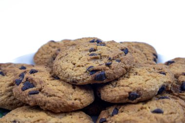 Beyaz arka planda izole edilmiş çikolata parçacıklı kurabiyeler.