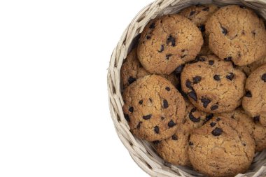 Beyaz arka planda izole edilmiş bambu sepetinde çikolatalı kurabiyeler.