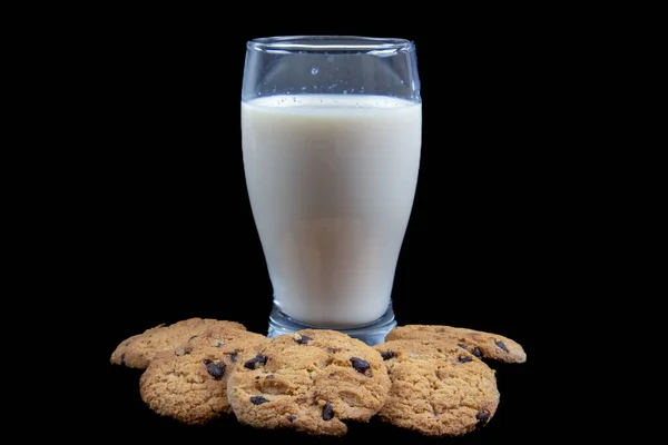 검은색 배경에 신선한 우유와 초콜릿 — 스톡 사진