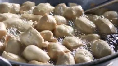 Kızgın yağda kızartılmış tofu.