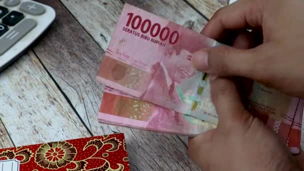 Tel 100 000 Roepia Met Hand Zwarte Achtergrond Indonesische Valuta — Stockvideo