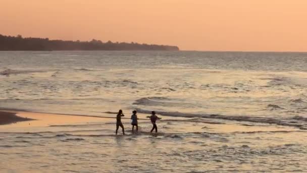 Silueta Niños Asiáticos Jugando Playa Atardecer Durante Las Vacaciones Nacionales — Vídeo de stock