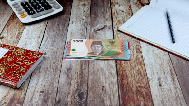 新系列的卢比现钞 印度尼西亚卢比作为支付货物和服务费用的一种手段 — 图库视频影像