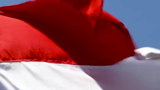 Indonesische Flagge Rot Weiße Flagge Nationalsymbol Indonesiens Weht Blauen Himmel — Stockvideo