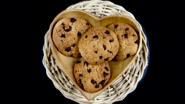 Печиво Шоколадними Чіпсами Пластині Формі Серця Чорному Тлі — стокове відео