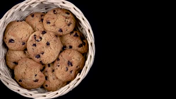 Biscoitos Chocolate Uma Cesta Bambu Isolada Fundo Preto — Vídeo de Stock