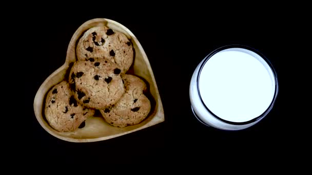 Färsk Mjölk Och Choklad Chip Cookies Hjärtformad Platta Svart Bakgrund — Stockvideo