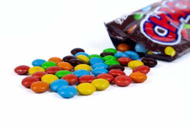 Beyaz arkaplanda renkli çikolata yığını