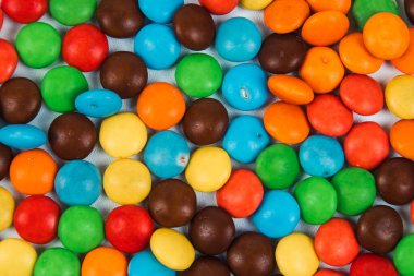 Bir yığın renkli çikolata şekeri, üst görünüm