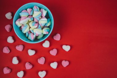 Bir kasede şekerleme ve kalp şeklinde şeker.