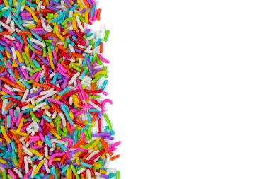 Beyaz arka planda renkli serpintiler, üst manzara. Şekerleme dekorasyonu