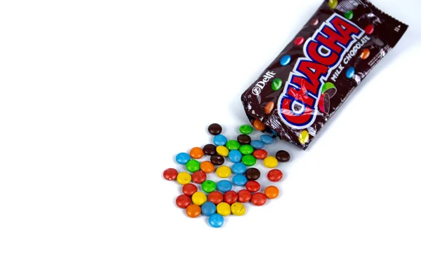 Halom Színes Csokoládé Cukorka Fehér Háttér — Stock Fotó