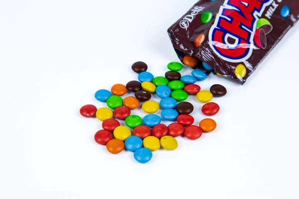 배경에 다채로운 초콜릿 사탕의 — 스톡 사진