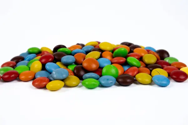白い背景にカラフルなチョコレートキャンディの山 — ストック写真