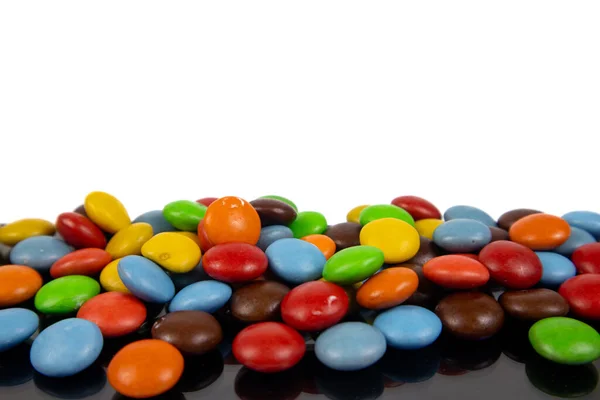 Hög Med Färgglada Choklad Godis Vit Bakgrund — Stockfoto