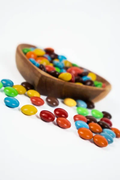Hromada Barevných Čokoládových Bonbónů Dřevěné Míse Bílém Pozadí — Stock fotografie