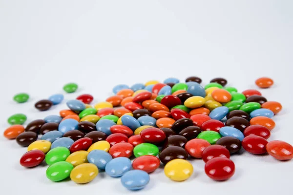 Купа Барвистих Шоколадних Цукерок Білому Тлі — стокове фото