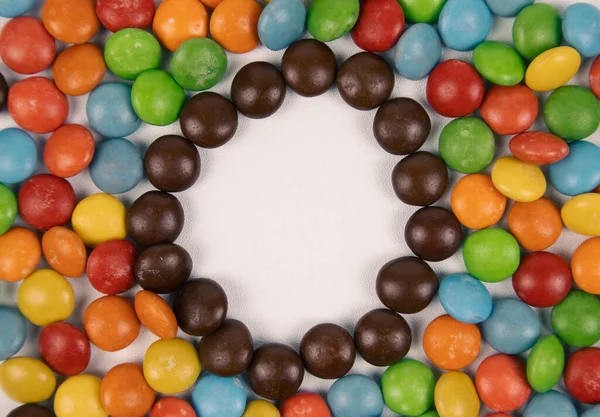 カラフルなチョコレート菓子の山 — ストック写真