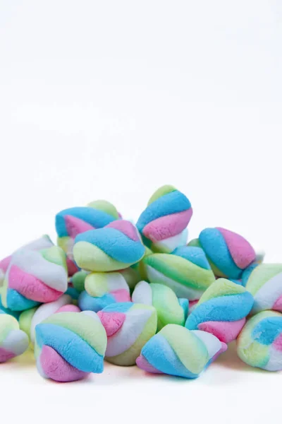 Haufen Marshmallow Bonbons Auf Weißem Hintergrund — Stockfoto