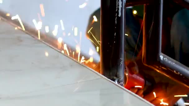 Trabajadores Procesando Metal Con Amoladoras Angulares Chispas Metalurgia — Vídeo de stock