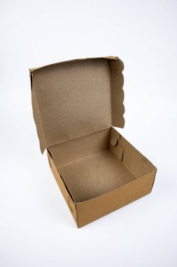 Beyaz arka planda izole edilmiş açık kahverengi yiyecek konteynırını kapat