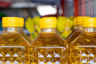 Şişelerde bir sıra yemek yağı.