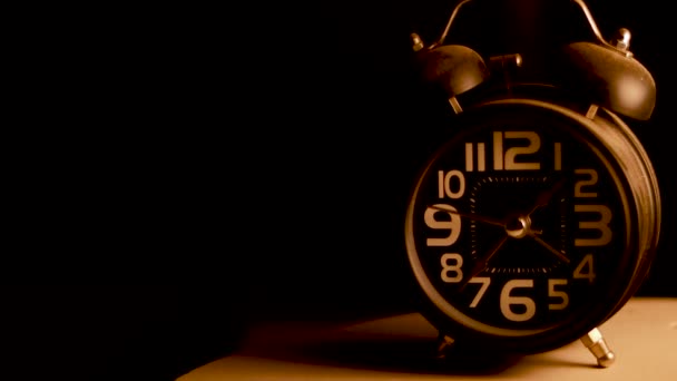 Nahaufnahme Eines Schwarzen Weckers Uhr Frühen Morgen Insomnia — Stockvideo